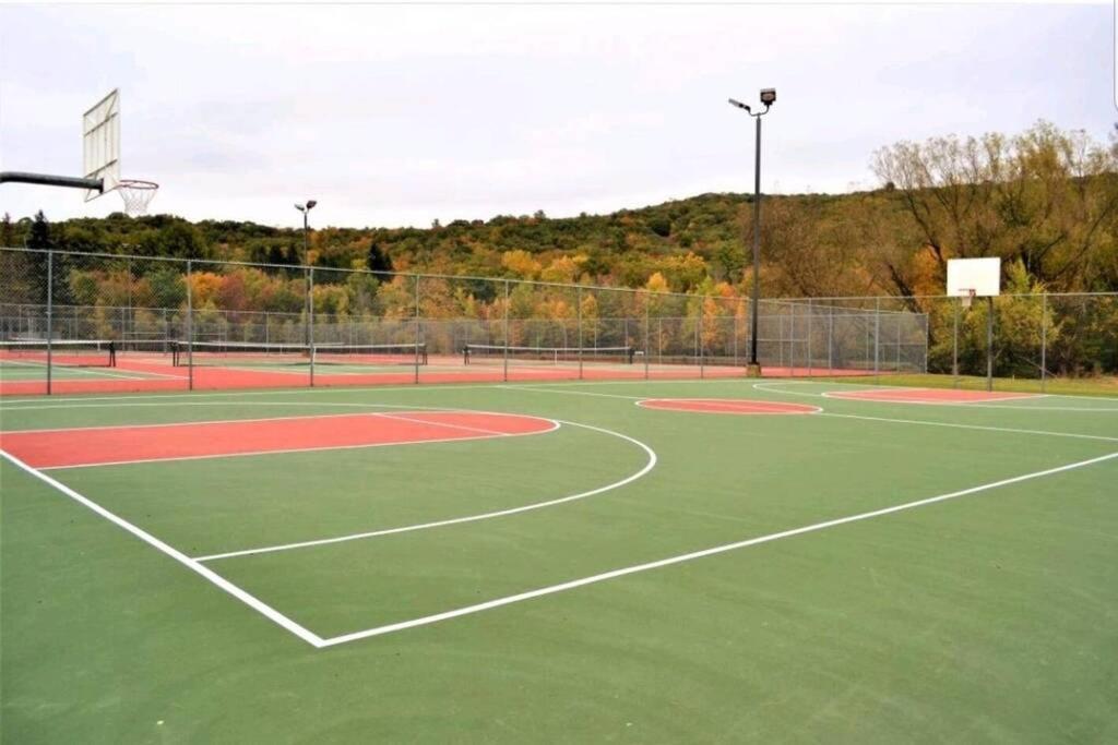 *Amenity-Filled Waterfront Oasis @Saw Creek Estates Near Waterfalls And Hiking* East Stroudsburg Ngoại thất bức ảnh