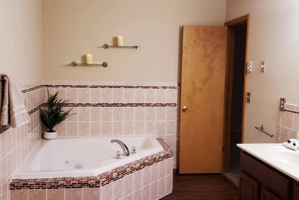 *Amenity-Filled Waterfront Oasis @Saw Creek Estates Near Waterfalls And Hiking* East Stroudsburg Ngoại thất bức ảnh